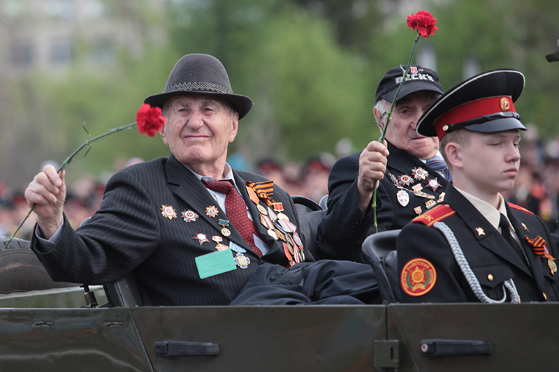 Ветераны во время военного парада, посвященного 70-й годовщине Победы в Великой Отечественной войне, в Омске.