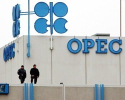 Иран: цены на нефть падают, поскольку страны ОПЕК превышают разрешенный объем нефтедобычи 
