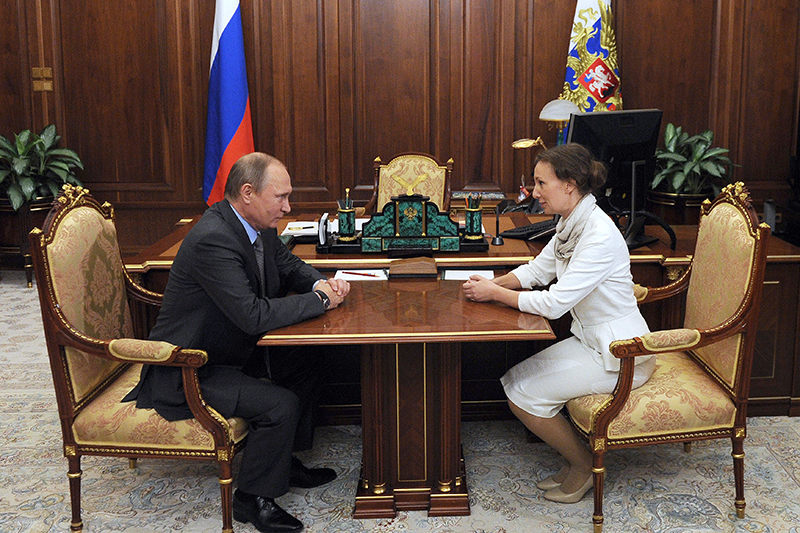 Президент России Владимир Путин и&nbsp;Анна Кузнецова, назначенная уполномоченным при&nbsp;президенте РФ по&nbsp;правам ребенка, во&nbsp;время встречи в&nbsp;Кремле


