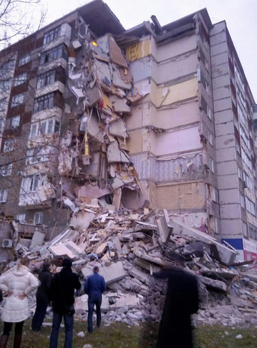 Об обрушении части многоэтажного дома в Ижевске стало известно около 16:00&nbsp;мск. Как сообщило &laquo;РИА Новости&raquo; со ссылкой на МЧС, обрушилась часть дома с первого по девятый этаж.
