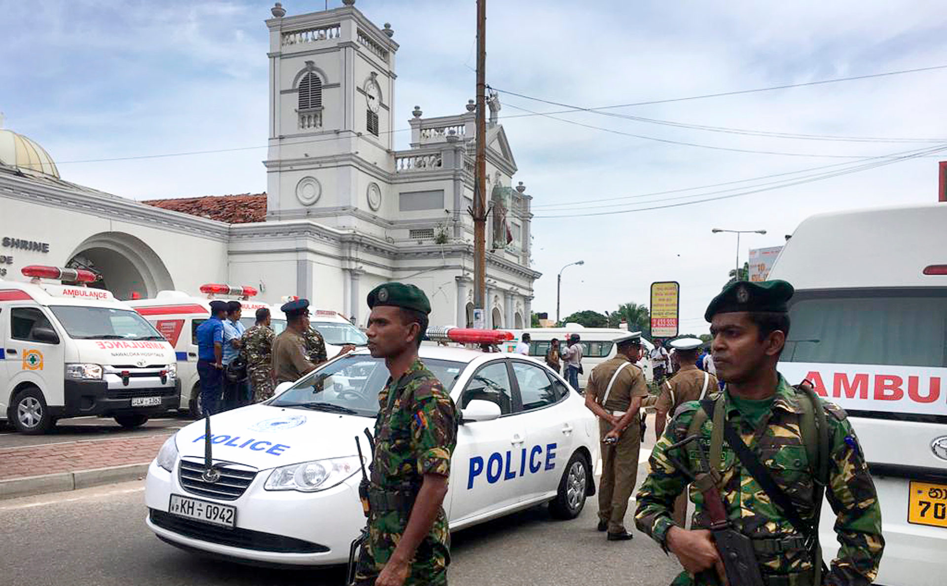 Возле церкви Святого Антония в Коломбо после серии взрывов