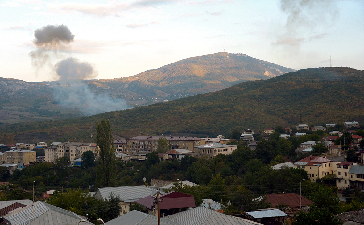 Дым от пожаров, возникших в результате артиллерийских ударов по Степанакерту
