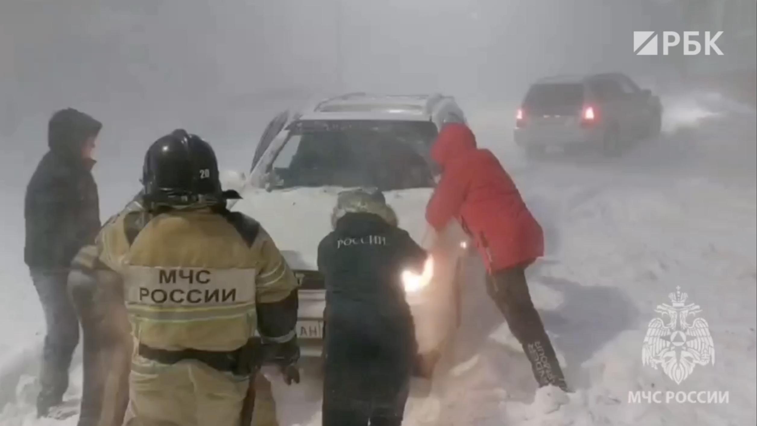 Как пожарные вытаскивают автомобили из снежных заносов в Магадане. Видео