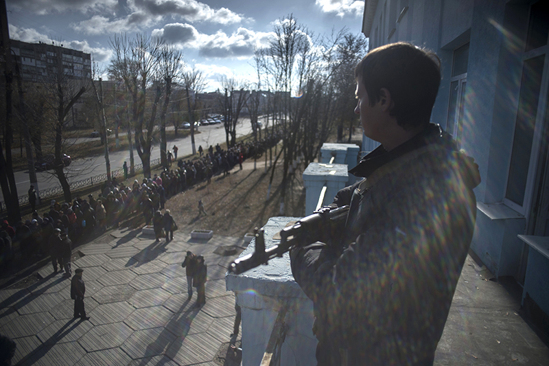 Жители Луганска в очереди к избирательному участку.