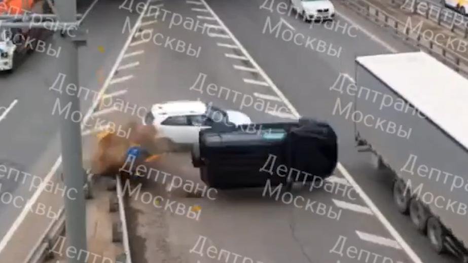 В Москве Gelandewagen пересек две полосы и устроил аварию на развязке