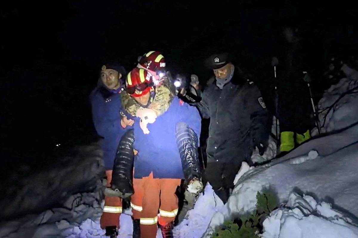 Тибетские спасатели спасают туристов, застрявших в снежной буре на Эвересте