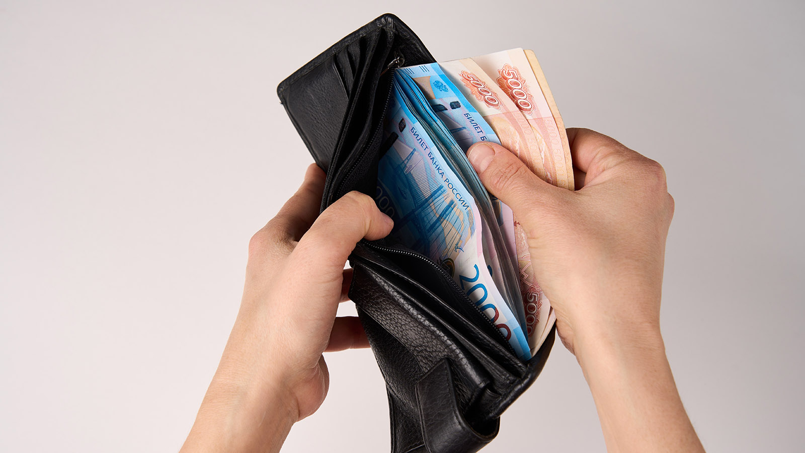 Сколько наличных брать с собой и хранить дома. Ответ финансиста