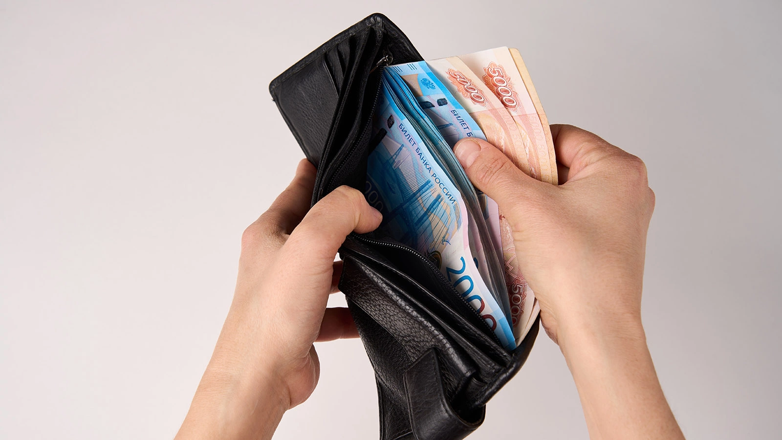 Сколько наличных брать с собой и хранить дома. Ответ финансиста