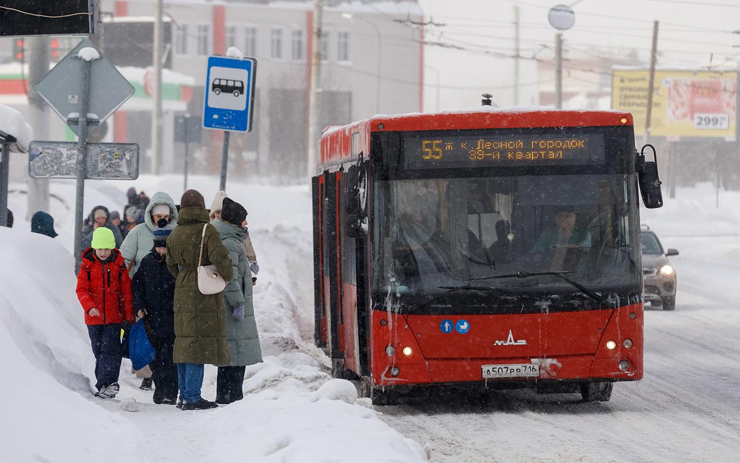 «Противоречит ПДД»: юристы — о наказании за объезд автобуса по встречной