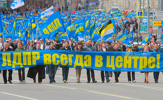 Участники митинга ЛДПР во время шествия по Тверской улице в Москве, 1 мая 2013 года





