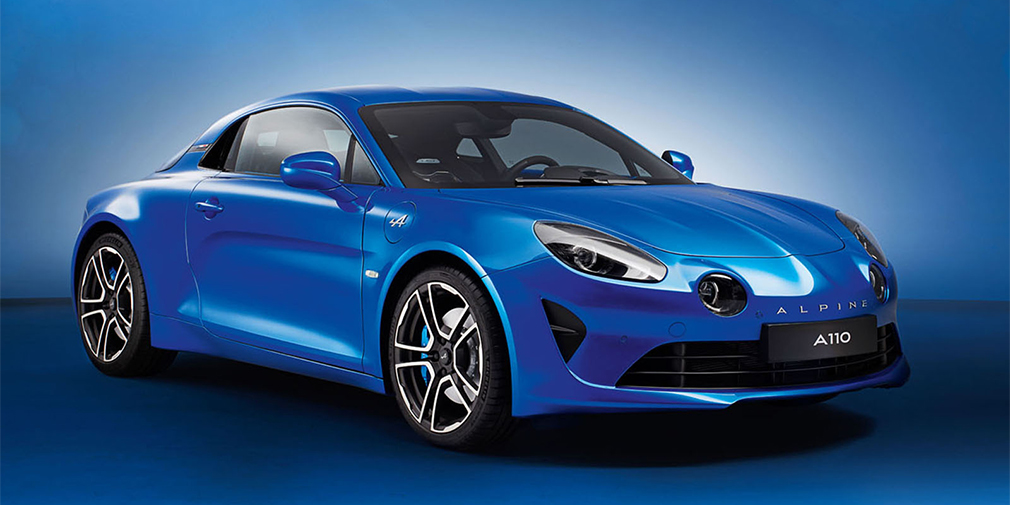 Среднемоторный Alpine A110 &ndash; первенец возрожденного компанией Renault французского бренда. Несущий кузов и подвеска выполнены из алюминия, а кресла весят всего по 13 кг. Ради оптимальной развесовки топливный бак перенесли вперед. Турбомотор объемом 1,8 л развивает 252 л.с. и 320 Нм момента. Разгон с места купе с семиступенчатым &laquo;роботом&raquo; занимает 4,5 секунды.