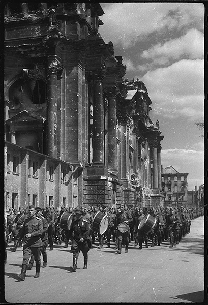 Прохождение советских войск у Рейхстага. Берлин, 20 мая 1945 года