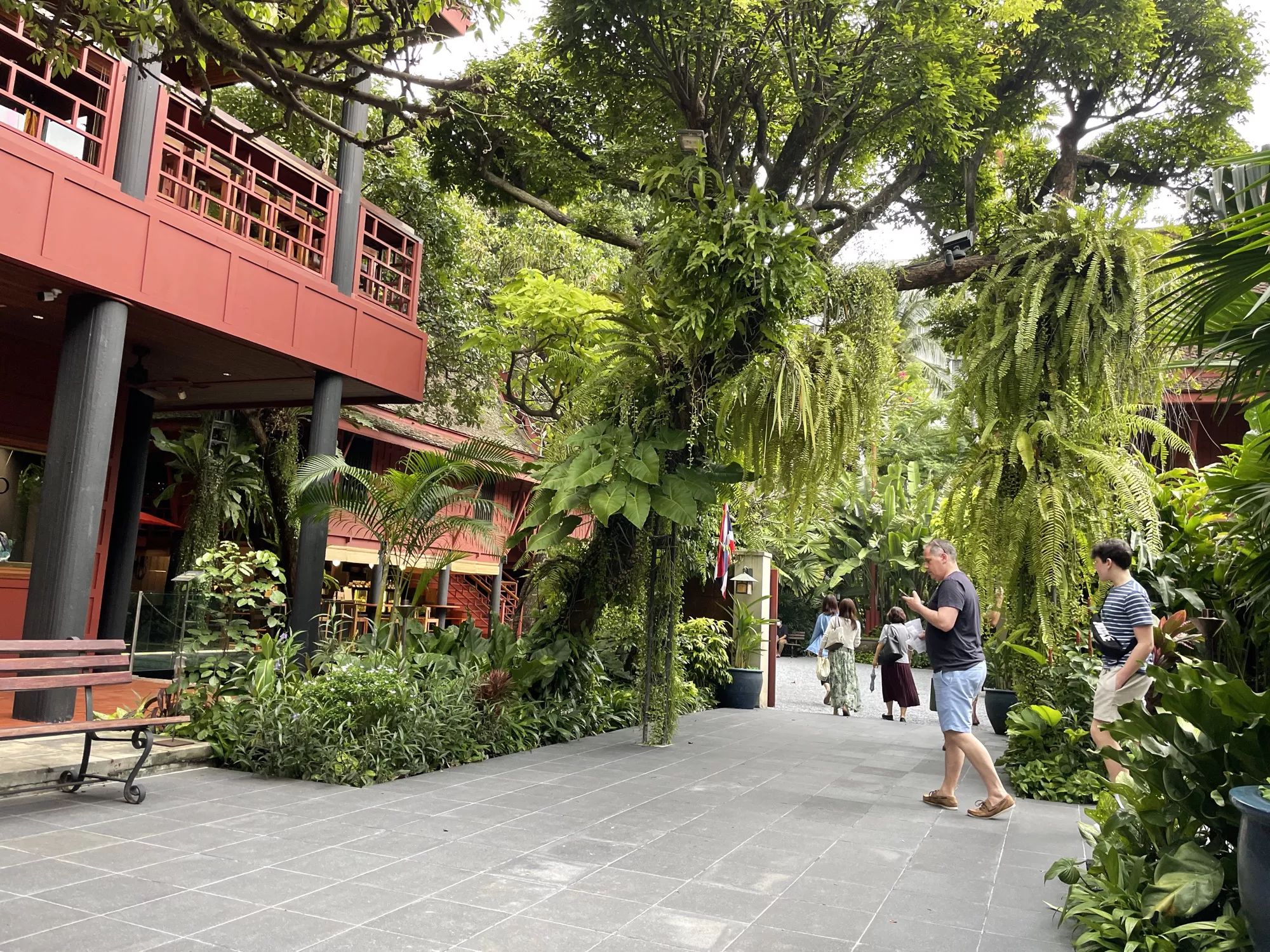 <p>Небольшой сад с тропическими растениями рядом с домом-музеем Томпсона открыт для всех посетителей совершенно бесплатно. Там можно не просто отдохнуть, но и скрыться от изнуряющих солнечных лучей под густой растительностью</p>