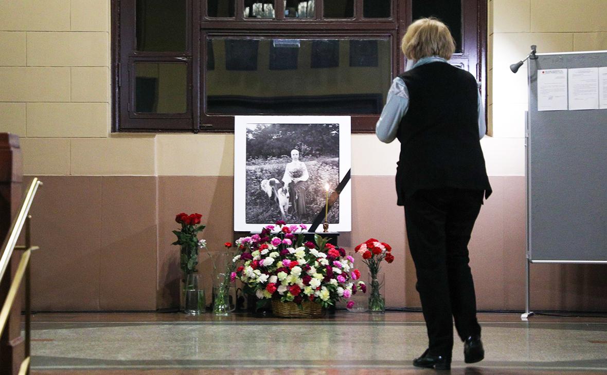 Цветы в память об актрисе Инне Чуриковой у входа в театр «Ленком Марка Захарова»