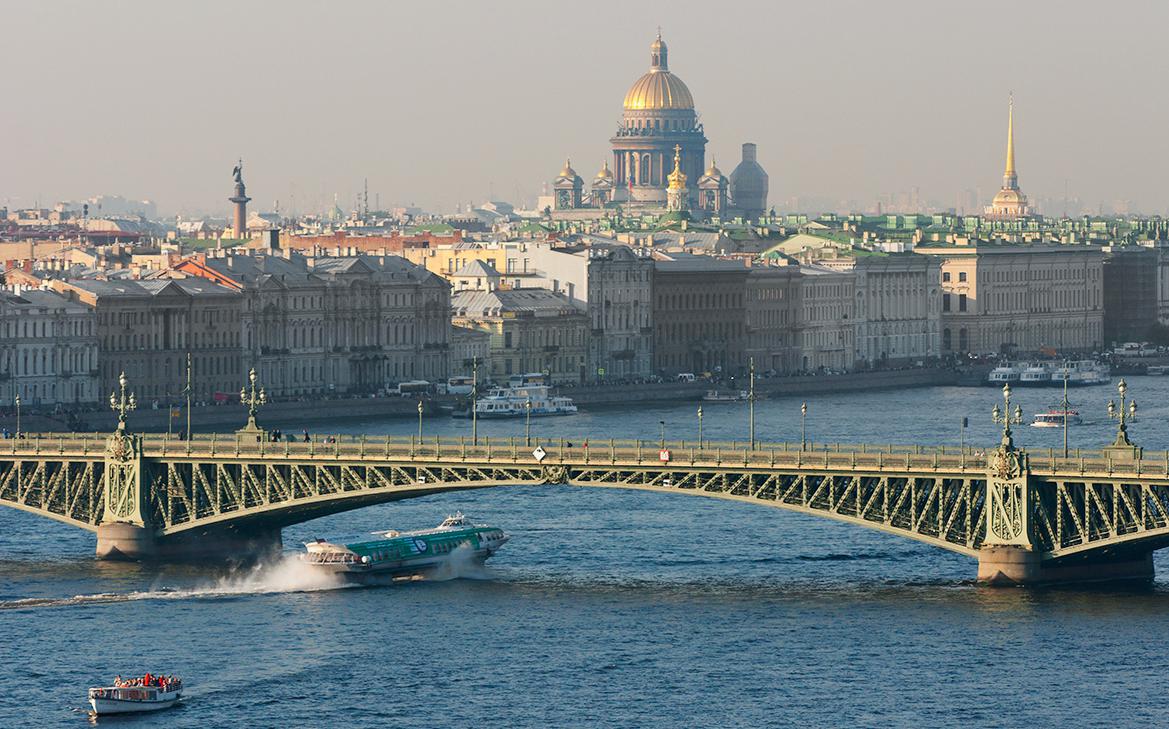 В Петербурге водитель врезался в разводившийся мост