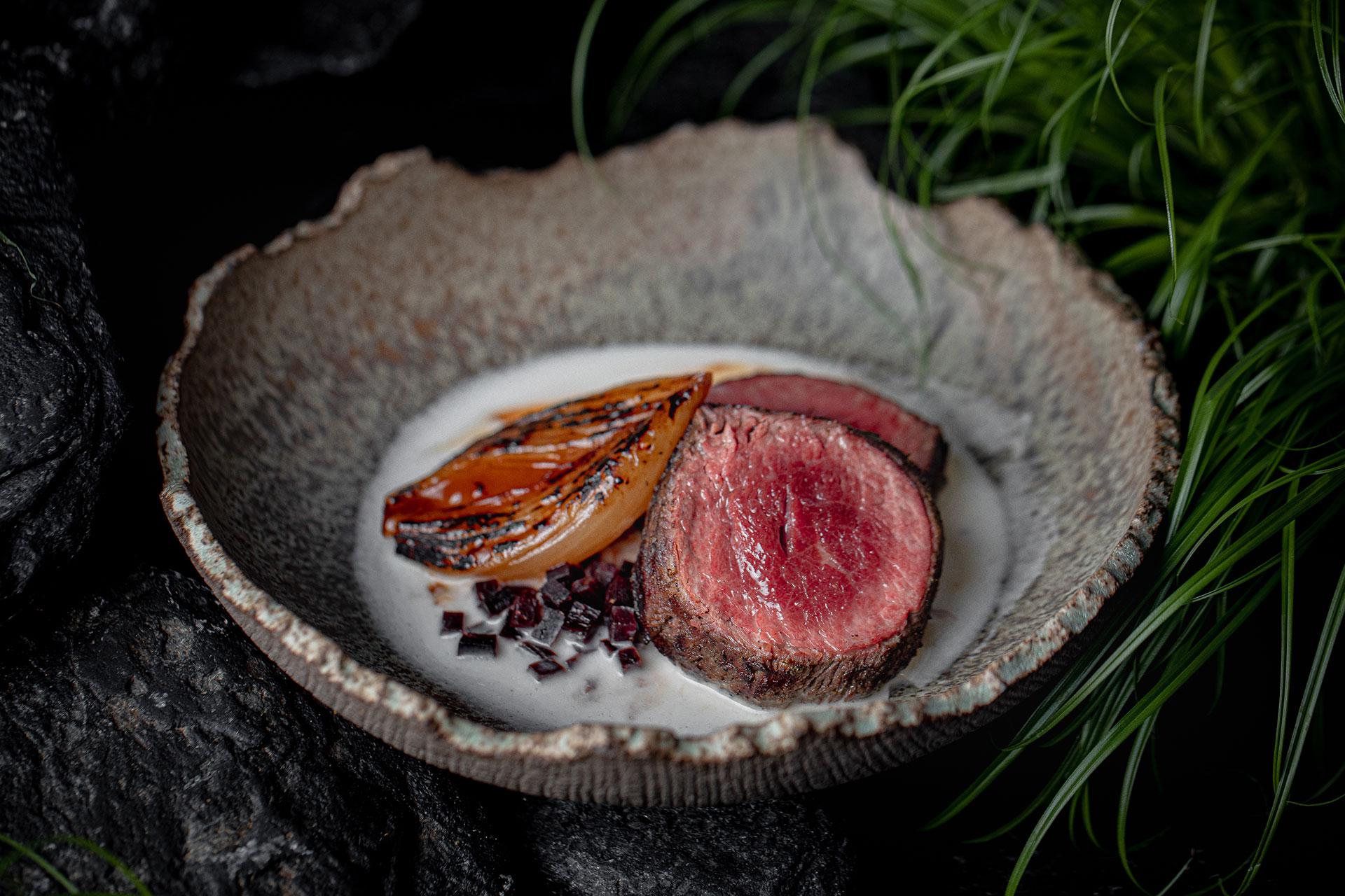 Жеребятина с томленым луком и соусом из кумыса