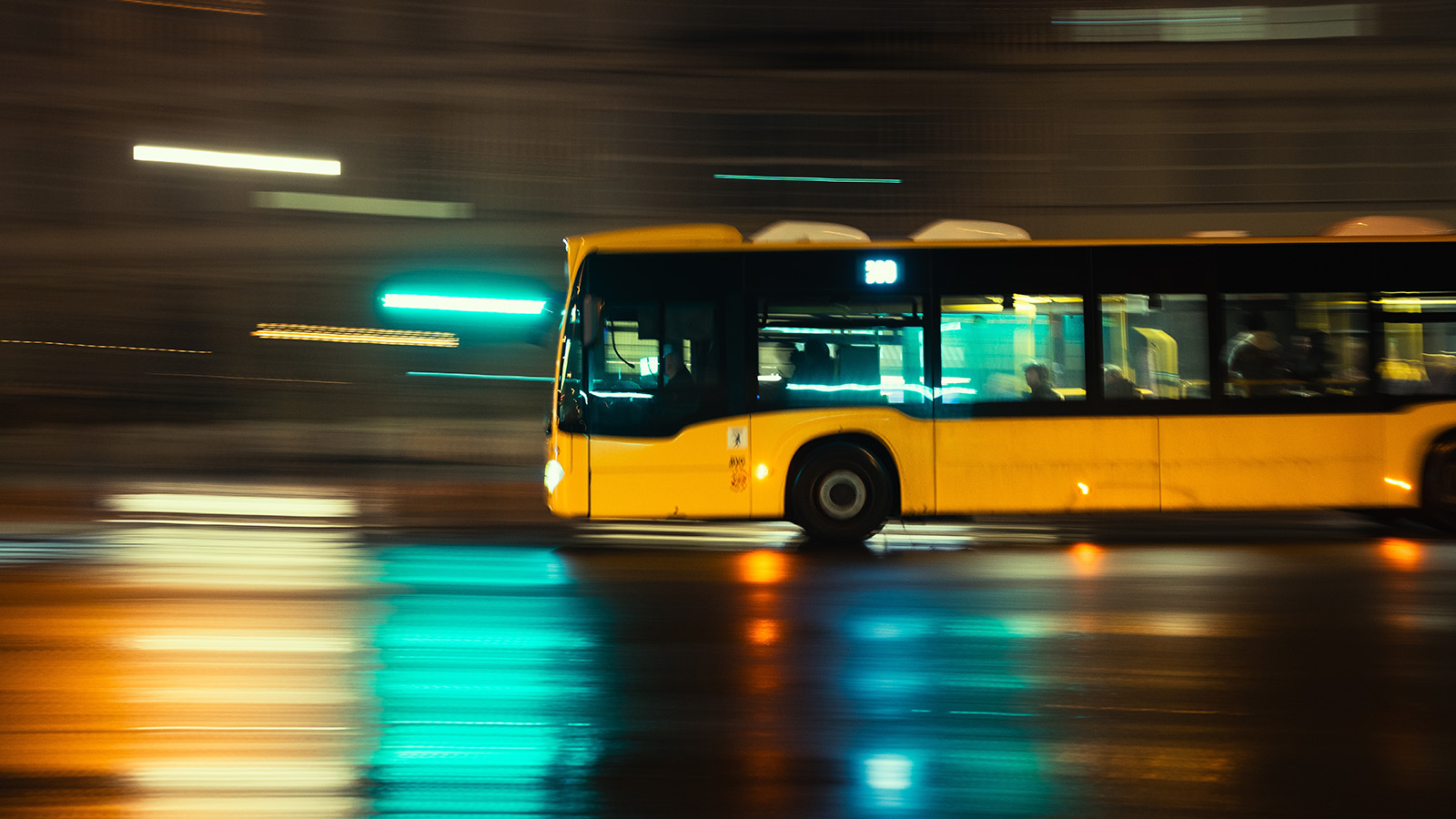 Подросток угнал автобус, чтобы подвезти подругу к школе. Вот как это было