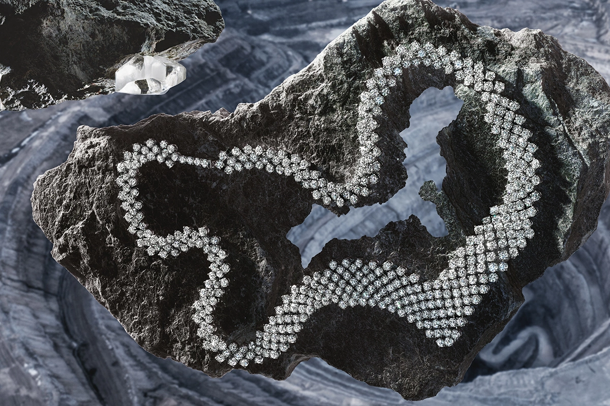 Колье из белого золота ALROSA Diamonds — более 400 драгоценных камней общим весом 35 карат выложены на гибкой основе