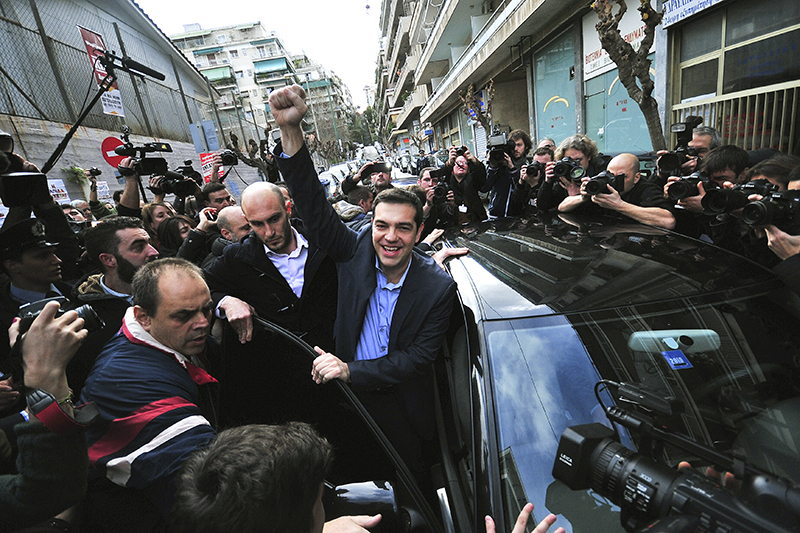 Лидер&nbsp;Коалиции радикальных левых (СИРИЗА)&nbsp;Алексис Ципрас после голосования&nbsp;покидает избирательный участок в Афинах.