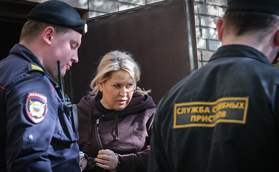 Евгения Васильева, приговоренная к пяти годам лишения свободы по делу «Оборонсервиса», на выходе из здания Пресненского суда