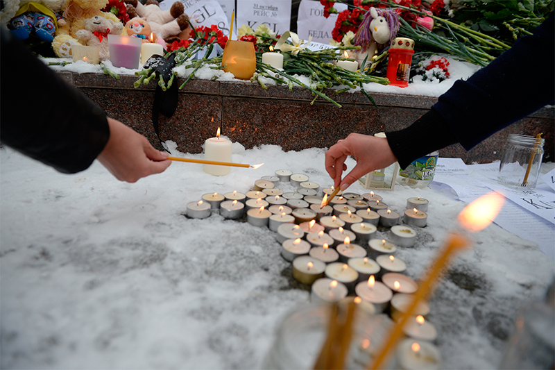 Жители зажигают свечи у мемориала &laquo;Черный тюльпан&raquo; в&nbsp;Екатеринбурге в&nbsp;память о&nbsp;жертвах авиакатастрофы лайнера Airbus А321