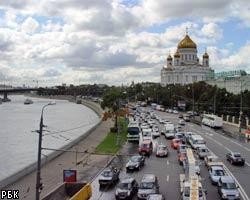 На Москве-реке прогулочное судно чуть не врезалось в мост