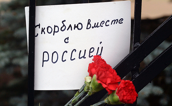 Цветы у Генерального консульства России в Эстонии в память о жертвах крушения Ту-154 в Сочи


