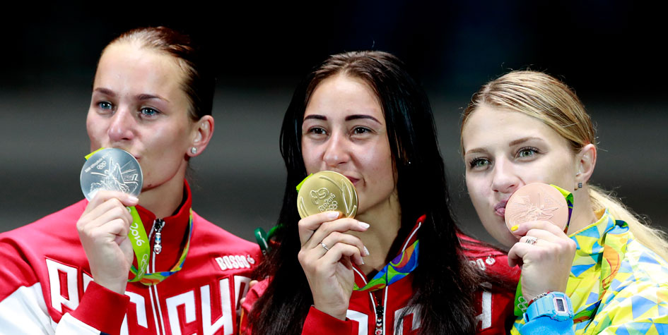 Призеры индивидуальных соревнований саблисток на Олимпиаде 2016 года (слева направо): Софья Великая, Яна Егорян и Ольга Харлан.
