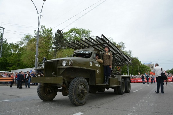 В параде приняли участие около 2,5 тыс.&nbsp;военнослужащих Южного военного округа и около 70 единиц современного вооружения и военной техники.