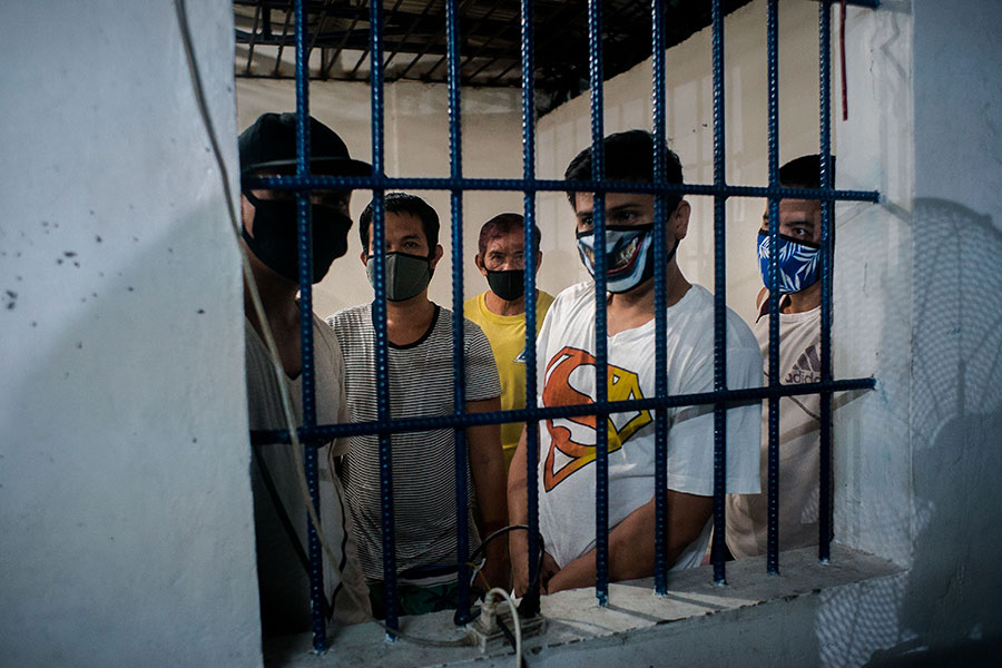 Мужчины, задержанные за незаконное собрание в Кесон-Сити, Филиппины. 1 апреля протестующие вышли с требованием гуманитарной поддержки населения. Локдаун на Филиппинах продолжается с 15 марта, в стране около 6 тыс. случаев заражения
