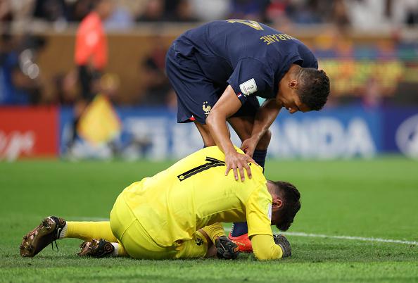 Вратарь сборной Франции Льорис неудачно столкнулся с аргентинцем в штрафной. Голкипер не может подняться с газона.