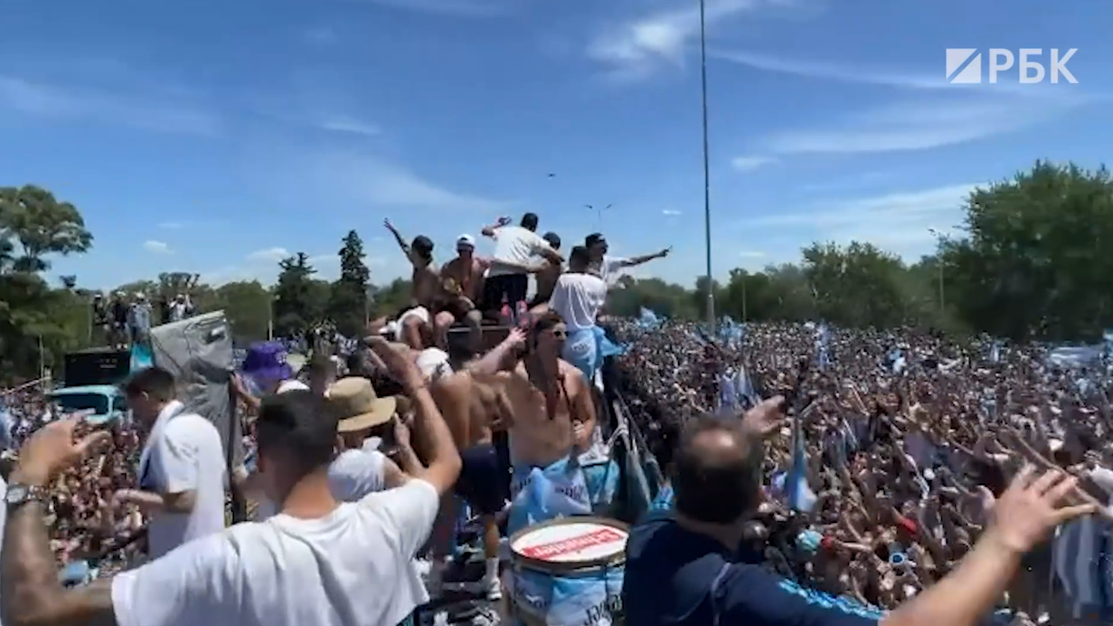 Чемпионский парад сборной Аргентины в Буэнос-Айресе. Видео