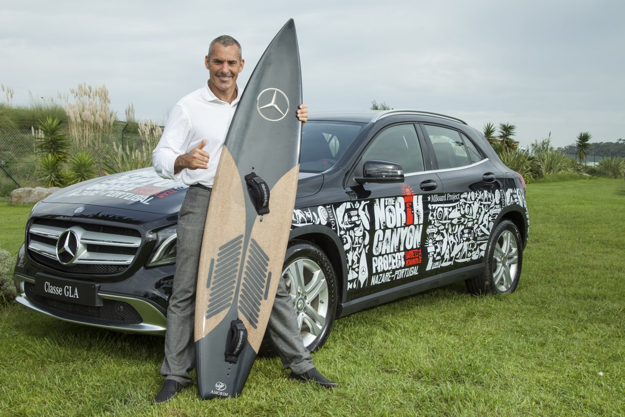 Серфер Гаррет МакНамара с доской, произведенной из пробки