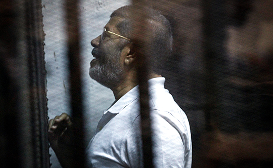 Свергнутый президент Египта Мохаммед Мурси во время судебного заседания