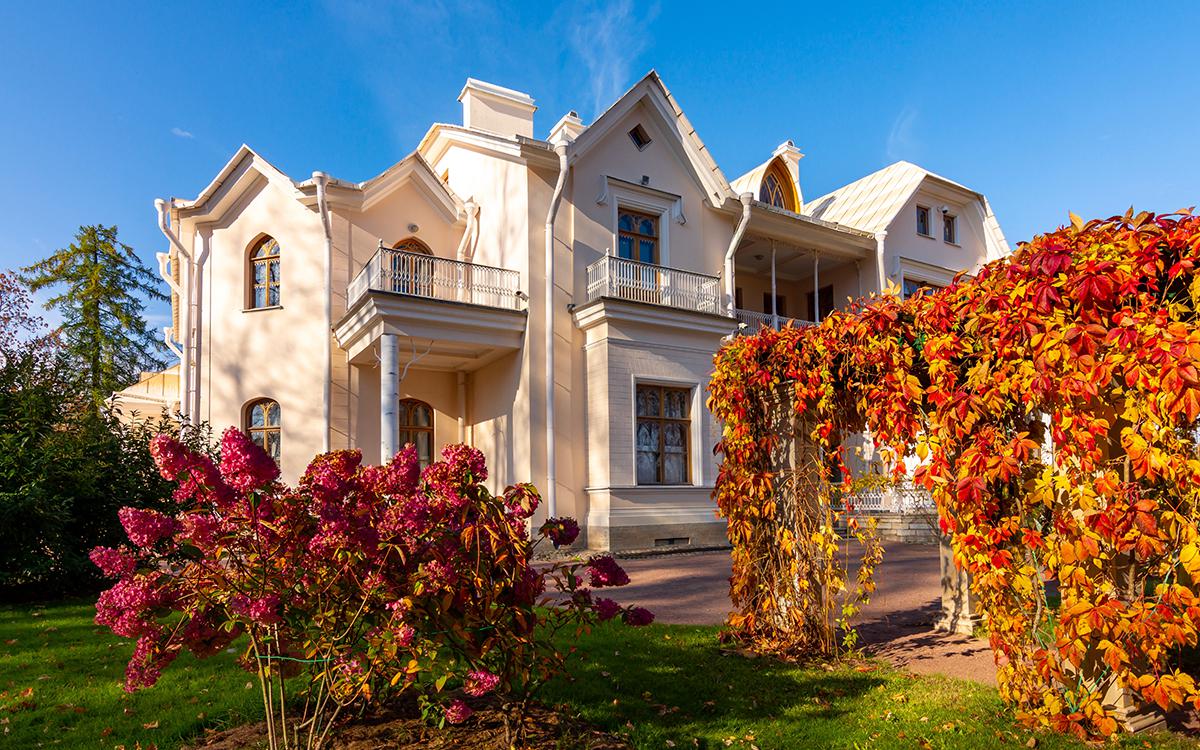 Больше всего тех, кто в последние два года строил себе частный дом, — среди жителей Москвы и малых городов России