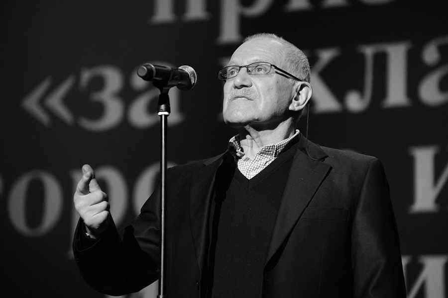 Митта родился под фамилией Рабинович и сначала окончил архитектурный факультет, после чего работал графиком-карикатуристом. В возрасте 27 лет получил второй диплом&nbsp;&mdash; на этот раз режиссера ВГИКа. Там он учился у Михаила Ромма, его однокурсниками были Василий Шукшин и Андрей Тарковский.

Среди киноработ Митты &mdash; &laquo;Друг мой, Колька!..&raquo;, &laquo;Без страха и упрека&raquo;, &laquo;Сказ про то, как царь Петр арапа женил&raquo;. За драму &laquo;Звонят, откройте дверь&raquo; Митта получил награду Венецианского фестиваля. В качестве актера Митта снялся в фильме &laquo;Июльский дождь&raquo; своего друга Марлена Хуциева (кстати, потом Хуциев ответно снялся в фильме Митты&nbsp;&mdash; он исполнил роль князя в картине &laquo;Гори, гори, моя звезда&raquo;). В 1979 году Митта снял &laquo;Экипаж&raquo;&nbsp;&mdash; первый масштабный проект&nbsp;фильма-катастрофы в советском кино, который также называли &laquo;первым советским блокбастером&raquo;. Картина стала одним из лидеров проката за всю историю советского кино.

В 1999 году Митта выпустил книгу &laquo;Кино между адом и раем&raquo; о написании сценариев и режиссерской работе. Также Митта преподавал сначала в киношколе Гамбургского университета и на Высших курсах сценаристов и режиссеров, а потом открыл Киношколу Александра Митты в Москве. &laquo;Принципы драмы были построены еще во времена Аристотеля&hellip; Если мы рассказываем историю в виде драматического действия, то это всегда будет преодоление препятствий в конфликтах. За счет этой простоты история имеет возможность общаться с людьми и воздействовать на них сильнее большой литературы&hellip; Драма&nbsp;&mdash; это последовательность событий, которая имеет единую структуру. Событие &mdash; это всегда изменение. Вот этому надо учить&raquo;,&nbsp;&mdash; рассказывал Митта о своей концепции обучения.

Режиссер и педагог скончался 14 июля на 93-м году жизни. Известно, что при жизни режиссер боролся с онкологическим заболеванием.

Читать больше 