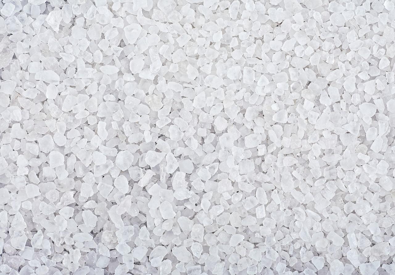 Обычная соль &mdash; быстрый способ убрать ледяную корку, но она вредит лапам животных и облицовочному покрытию садовых дорожек