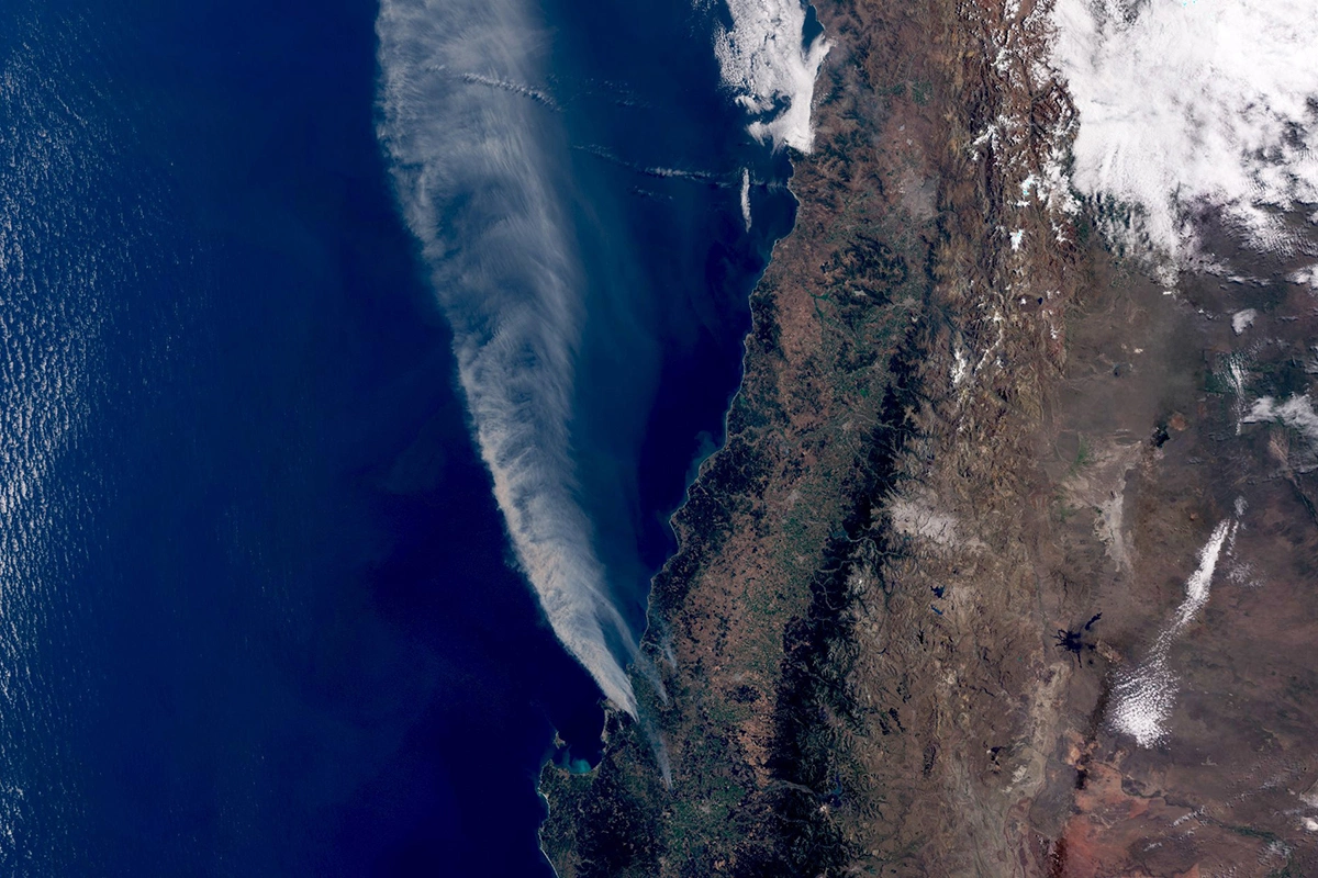 Спутниковый снимок дыма от крупных лесных пожаров в Чили