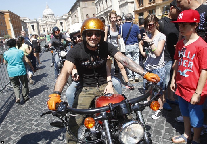 Папа Римский благословил байкеров на площади Святого Петра