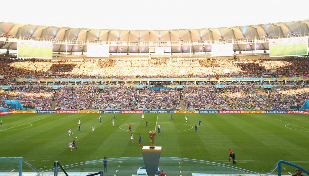 Кубок мира на фоне сборных Германии и Аргентины.