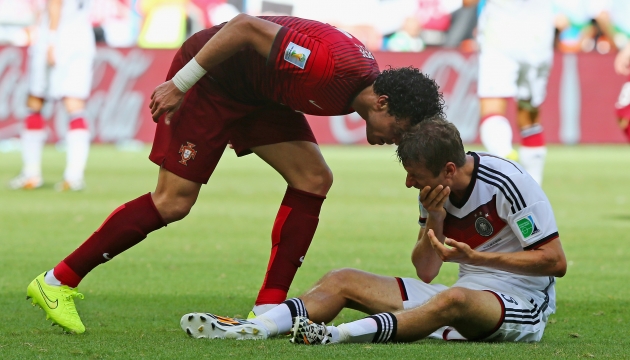 В матче Германия - Португалия Пепе (слева) боднул Томаса Мюллера и получил красную карточку