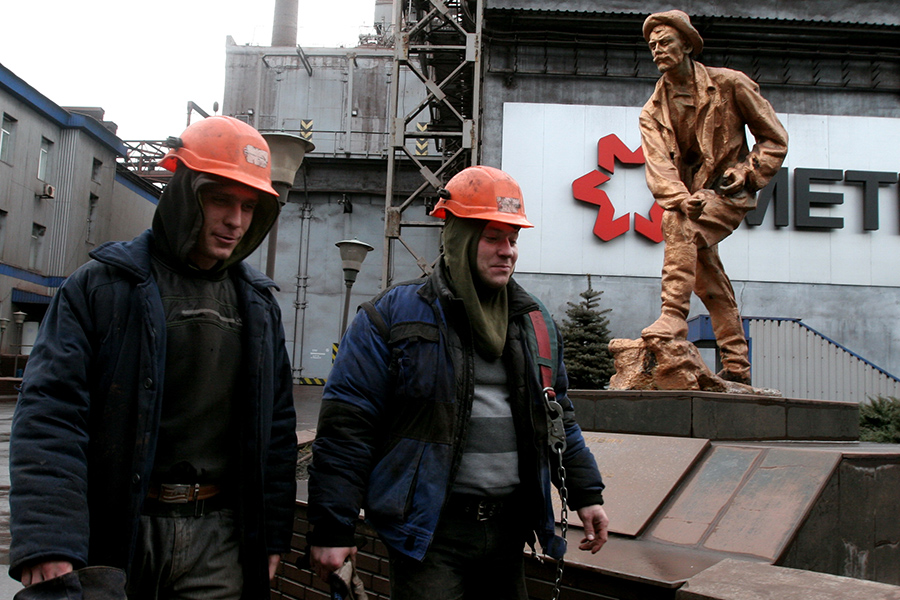 Рабочие на территории Енакиевского металлургического завода


