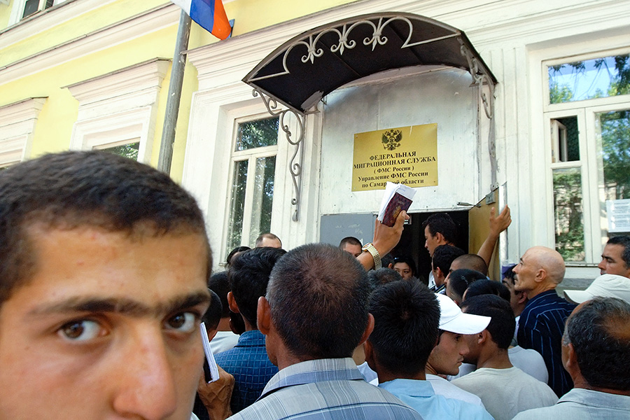 Мигранты в очереди у здания УФМС России по Самарской области 