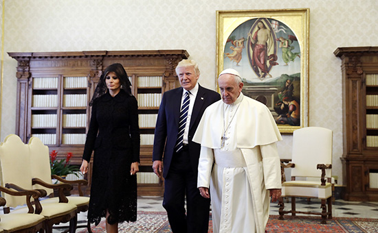 Дональд Трамп, Мелания Трамп и&nbsp;папа римский Франциск в&nbsp;личной библиотеке понтифика в&nbsp;Ватикане​


