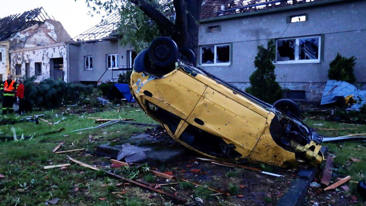 «Села больше не существует»: торнадо в Чехии разрушило 4 поселка. Видео