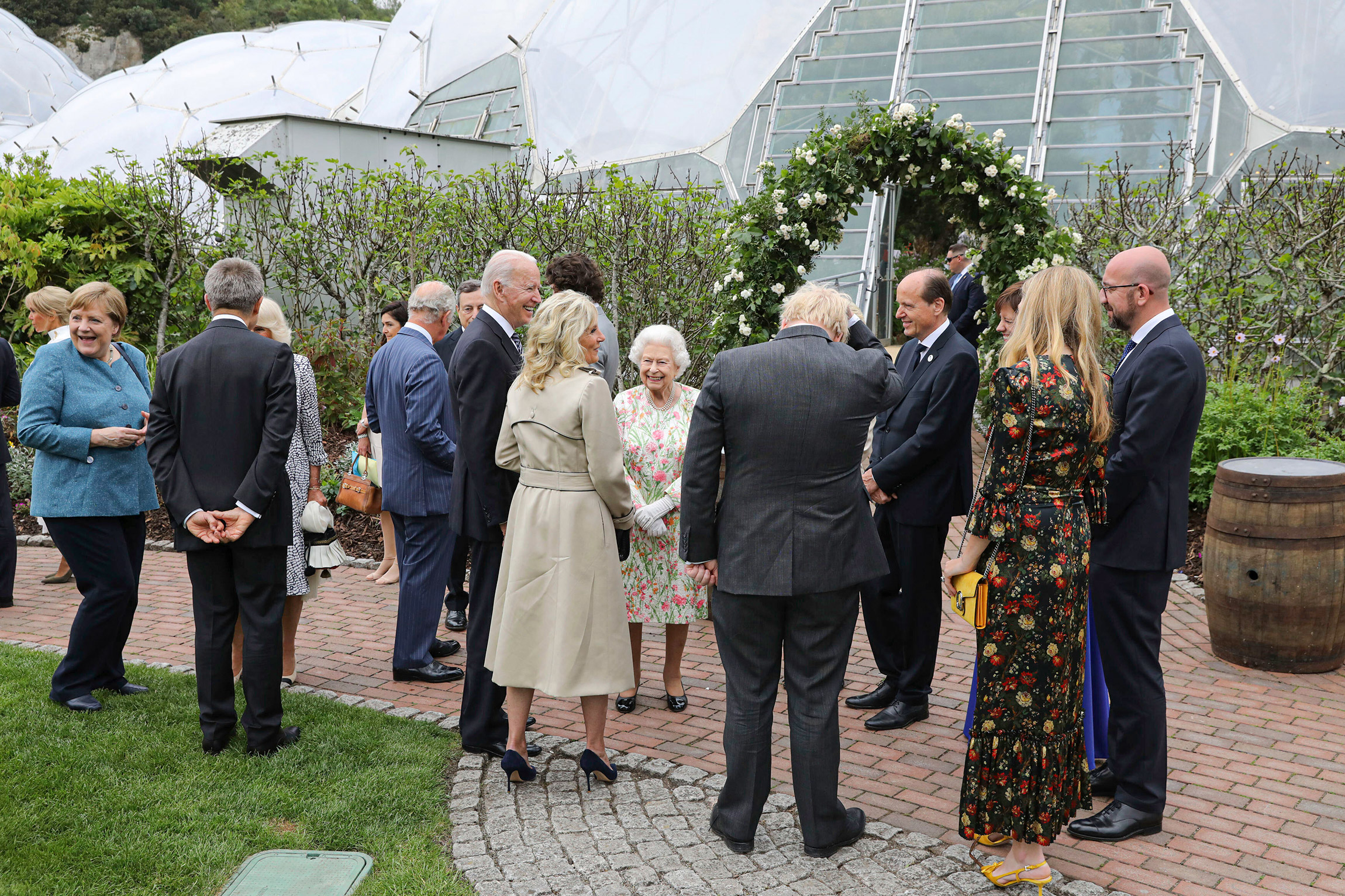 В центре: Елизавета II беседует с президентом США Джо Байденом и американской первой леди Джилл Байден на приеме для лидеров G7 в проекте &laquo;Эдем&raquo;&nbsp;&mdash; ботаническом саду в Корнуолле, 11 июня 2021 года