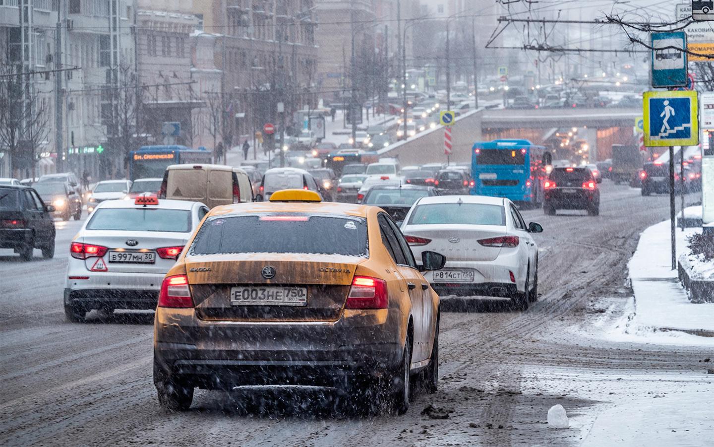 Водителям рассказали, как правильно ездить в снег. Памятка ГИБДД Москвы