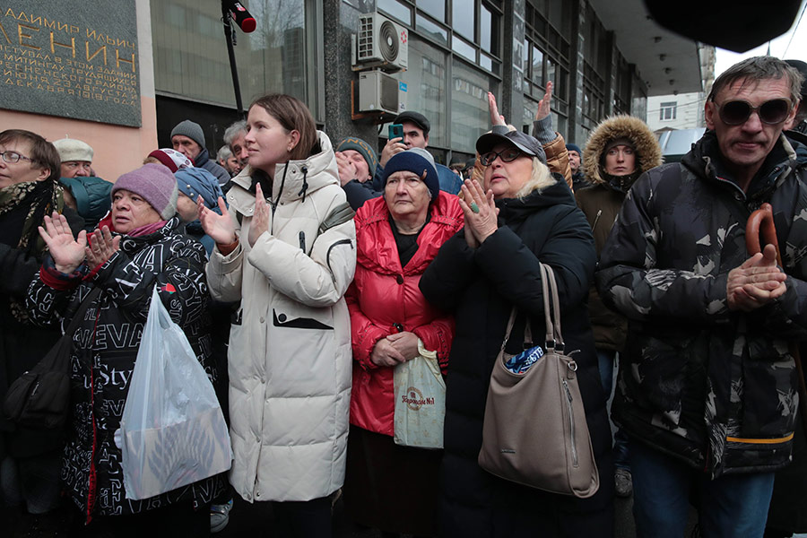 На фото: поклонники Светланы Светличной перед церемонией прощания в Доме кино, Москва.