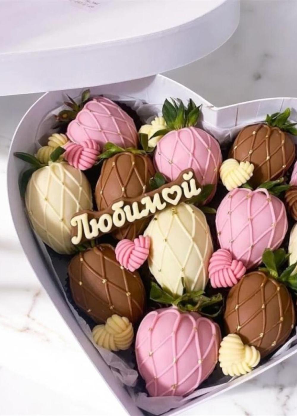 Клубника в шоколаде &laquo;Сердце&raquo;, Jessie cake, 4000 руб. (flowwow.com)