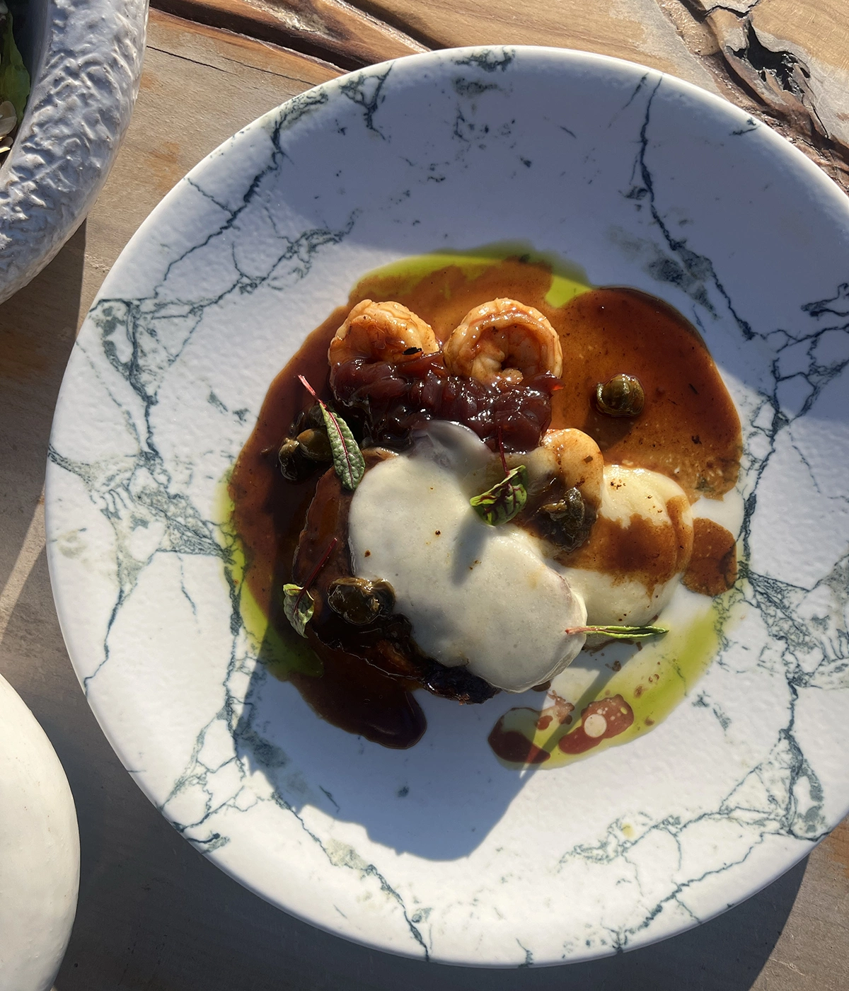 Простота и минимализм сервировки — главное достоинство раклета, только подчеркивающее яркость вкуса